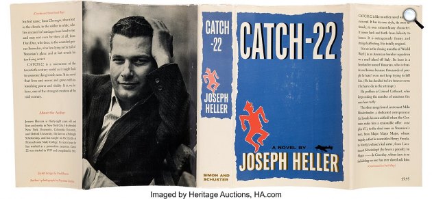 Joseph Heller író A 22-es csapdája c. könyvének első kiadása, 1961 (Fotó: Seymour Linden/Paul Bacon/Jacket/Heritage Auction/Wikimedia)