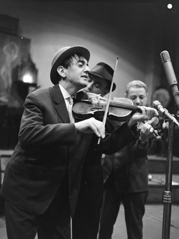 Róna Tibor: Pesti körhinta c. zenés kabaréjának felvételekor. Kibédi Ervin és Csanaki József színművészek, háttérben Zsoldos Imre zenész, 1961 (Fotó: Fortepan/Szalay Zoltán)
