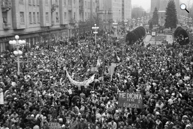 A romániai forradalom idején a Piața Victoriei (Jenő herceg tér) Temesváron, Erdély, Románia, 1989 (Fotó: Fortepan/Dőri András)