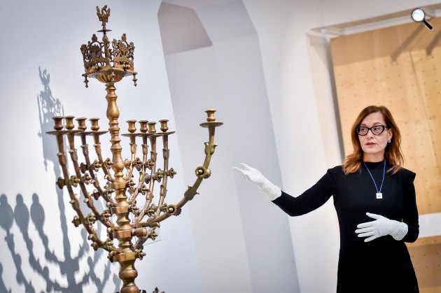 A gyertyatartót, amelybe a gyertyákat helyezik, hanukiának hívják (Fotó: M. Schmidt János)