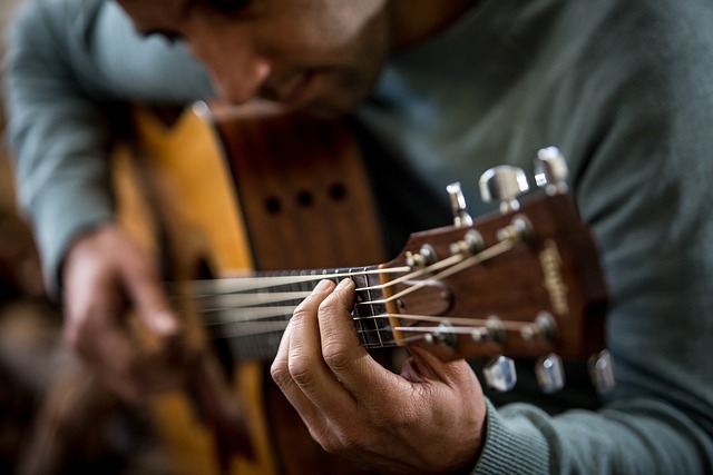 Zenélés, zenetanulás gitáron (Fotó: Pixabay)