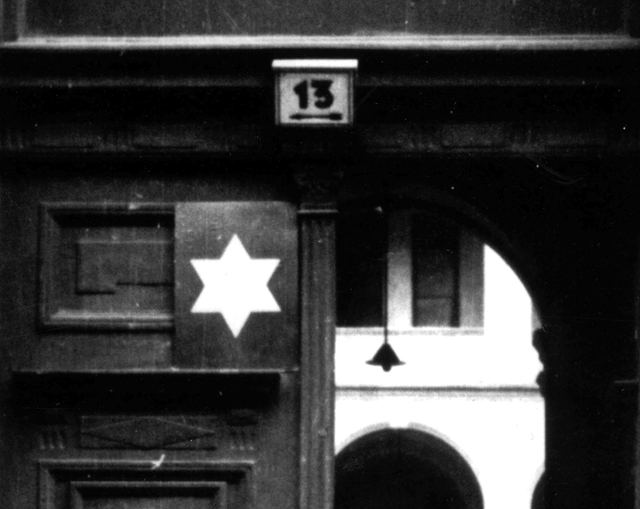 2. világháború - A budapesti gettó területén kényszerlakhelyként kijelölt un. csillagos ház, Nagy Diófa utca 13. számú ház kapuja, 1944 (Fotó: Fortepan)