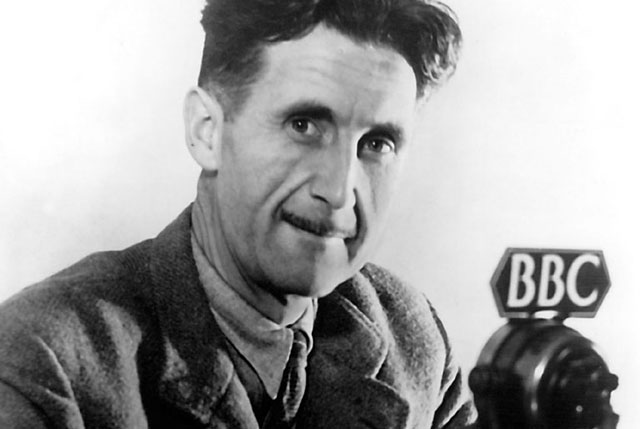 George Orwell (1903-1950) író, újságíró, a BBC stúdiójában, 1945 (Fotó: BBC/Wikimedia)