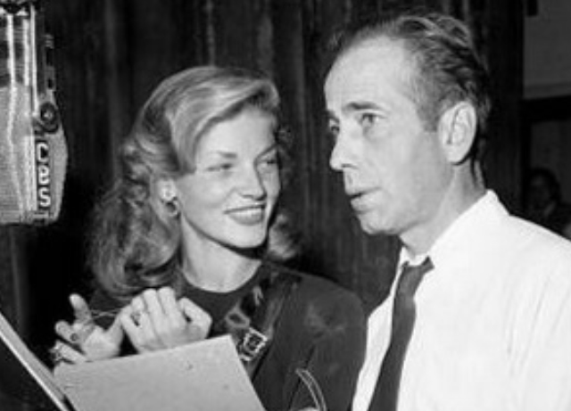 Humphrey Bogart színész és felesége, Lauren Bacall színésznő a Lux Radio Theatre-ben, 1940 (Fotó: Wikimedia)