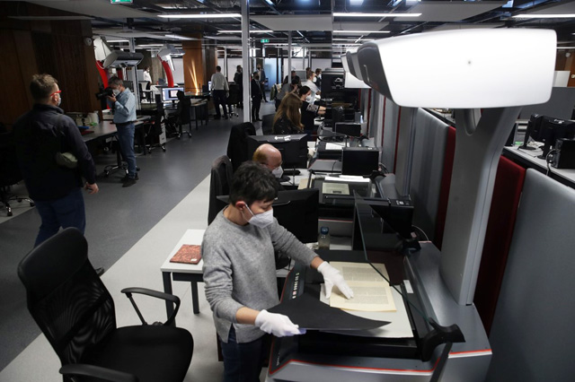 Az MNMKK OSZK digitalizáló központja (Fotó MNMKK OSZK)