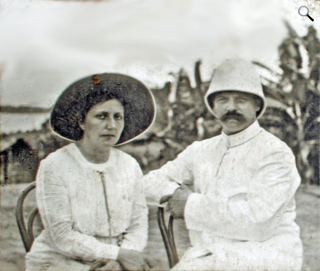 Albert Schweitzer (1875-1965) német Nobel-békedíjas teológus, lelkész, filozófus, orvos és felesége, Helene Schweitzer Bresslau (1879-1957) orvosi misszionárius, ápolónő, nyelvész Baselben, 1913 (Fotó: Wikimédia)