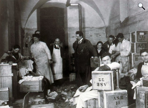 Albert Schweitzer (1875-1965) német Nobel-békedíjas teológus, lelkész, filozófus, orgonaművész, tanár, orvos indulása Lambarénébe, 1923 (Fotó: Wikimédia/Bibliothèque nationale et universitaire de Strasbourg)