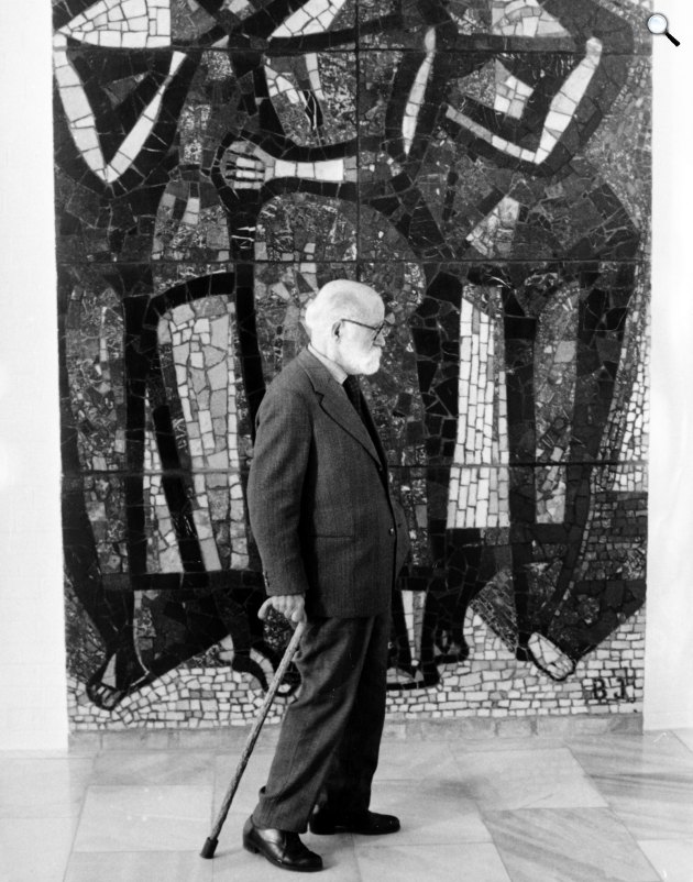 Barcsay Jenő (1900-1988) Kossuth-díjas magyar festő, grafikus, művészpedagógus, tanár Beszélgetők c. mozaikja előtt, 1982 (Fotó: Fortepan/Kanyó Béla)
