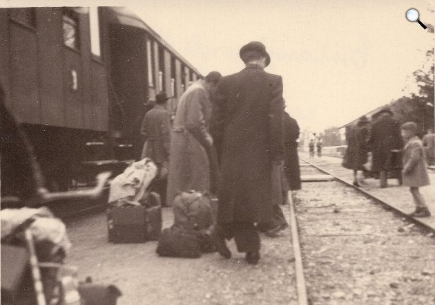Giorgio Perlasca olasz kereskedő, 2. világháborúban életmentő hátulról lefotózva. A kép hátán: 1944, május 18. érkezés Czekanyvorosho (Csákánydoroszló) állomásra (Fotó: Franco Perlasca/Giorgio Perlasca/Facebook)