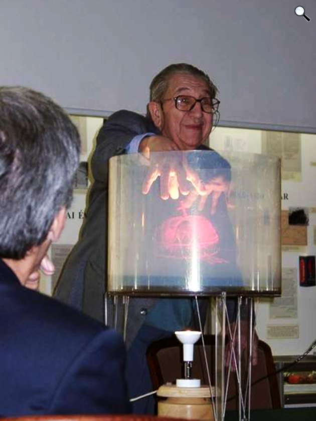 Dr. Greguss Pál NASA-díjas biofizikus, az űrkutatás, az optika és a holográfia nemzetközileg elismert kutatója és a Magyar Szent Koronáról készült körüljárható multiplex hologram (Fotó: Jámbor Márk)