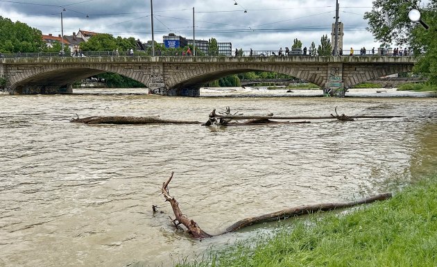 Az Isar kiáradása Münchenben, a Német Múzeum közelében, 2024 (Fotó: Burkhard Mücke)