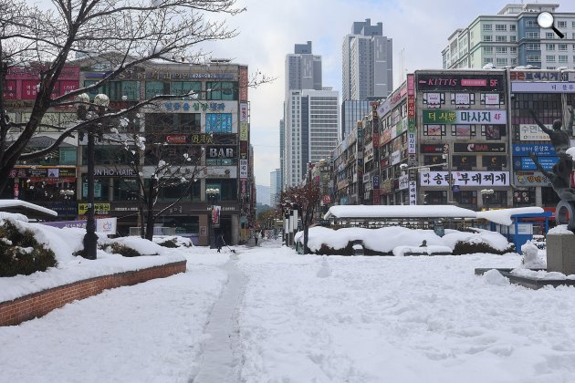 Extrém időjárás - Erős havazás és hóvihar Erős havazás Anyang városában, Gyeonggi-do, Dél-Korea, 2024 (Fotó: LandAndTree/Wikimedia)