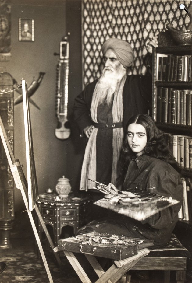 Amrita Sher-Gil magyar származású indiai festőnő Baktay Ervint festi, mögötte apja, Umrao Singh Sher-Gil, Budapest, 1930 (Fotó: Umrao Singh Sher-Gil/HFM)