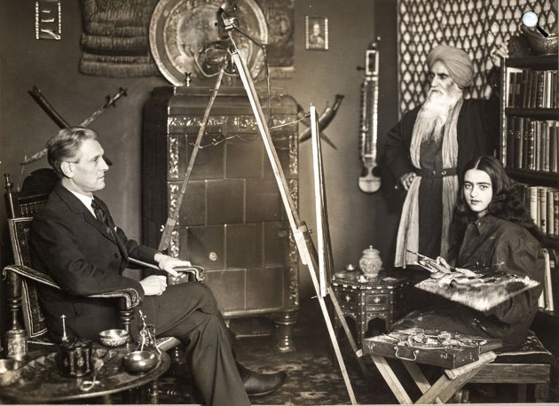 Amrita Sher-Gil magyar származású indiai festőnő Baktay Ervint festi, mögötte apja, Umrao Singh Sher-Gil, Budapest, 1930 (Fotó: Umrao Singh Sher-Gil/HFM)