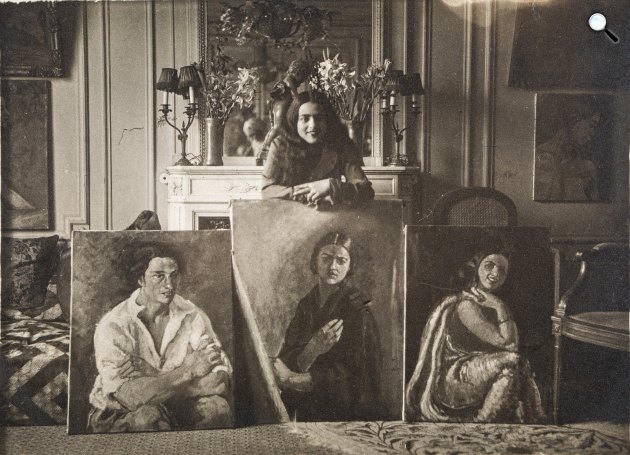 Amrita Sher-Gil (1913-1941) magyar származású indiai festőnő a párizsi otthonuk szalonjában, festményeivel, Párizs; 1930 (Fotó: Umrao Singh Sher-Gil/HFM)