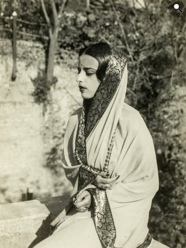 Amrita Sher-Gil (1913-1941) magyar származású indiai festőnő a kertben, Simla, 1936 (Fotó: Umrao Singh Sher-Gil/HFM)