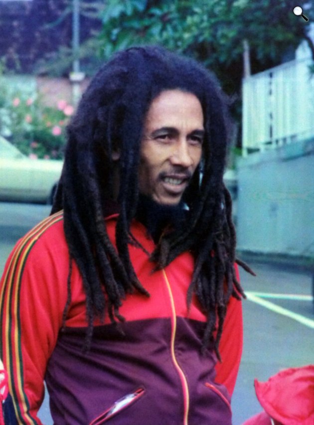 Bob Marley (1945-1981) reggae zenész, politikai aktivista a Babylon by Bus Touron, Új-Zéland, 1979 (Fotó: Bill Fairs/Unsplash)