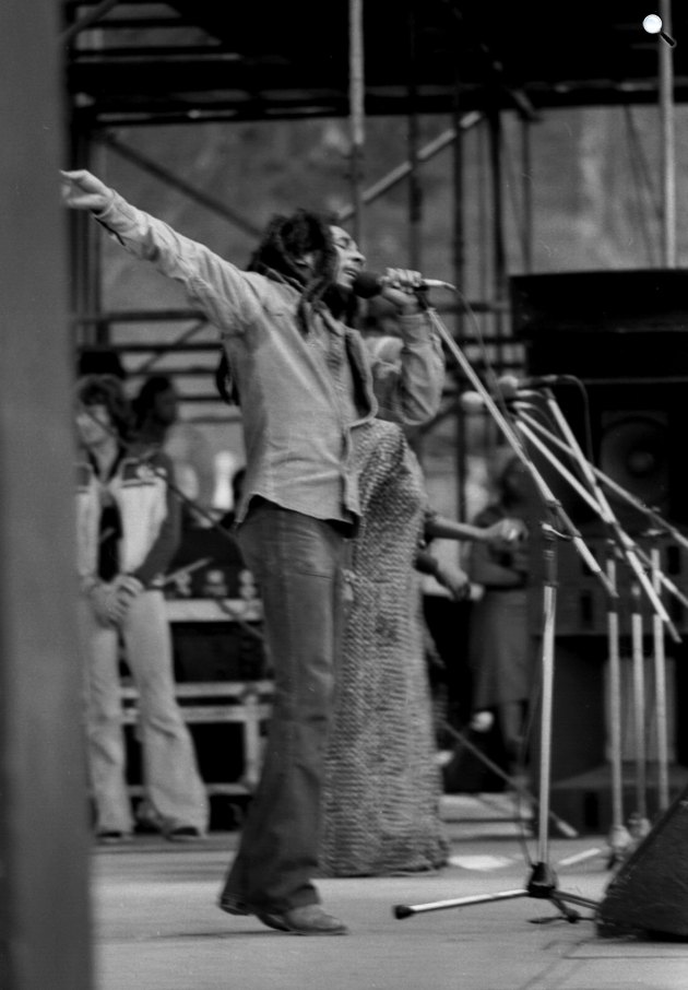 Bob Marley (1945-1981) minden idők legismertebb reggae zenésze koncerten, Új-Zéland, 1979 (Fotó: Bill Fairs/Unsplash)