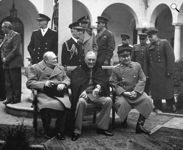 Churchill, Roosevelt és Sztálin a konferencián. Andrew Cunningham, a brit flotta admirálisa és Charles Portal, a RAF marsallja Churchill mögött áll, William D. Leahy, az amerikai haditengerészet admirálisa pedig Roosevelt mögött. 1945. február (Fotó: US government photographer/Wikimedia)