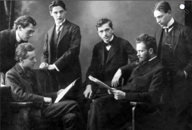 Zeneszerzők csoportja: Kerpely Jenő, Waldbauer Imre, Molnár Antal, Temesváry János, bal oldalt ül Bartók Béla, jobb oldalt ül Kodály Zoltán, 1910 (Fotó: Székely Aladár/Mai Manó Ház)