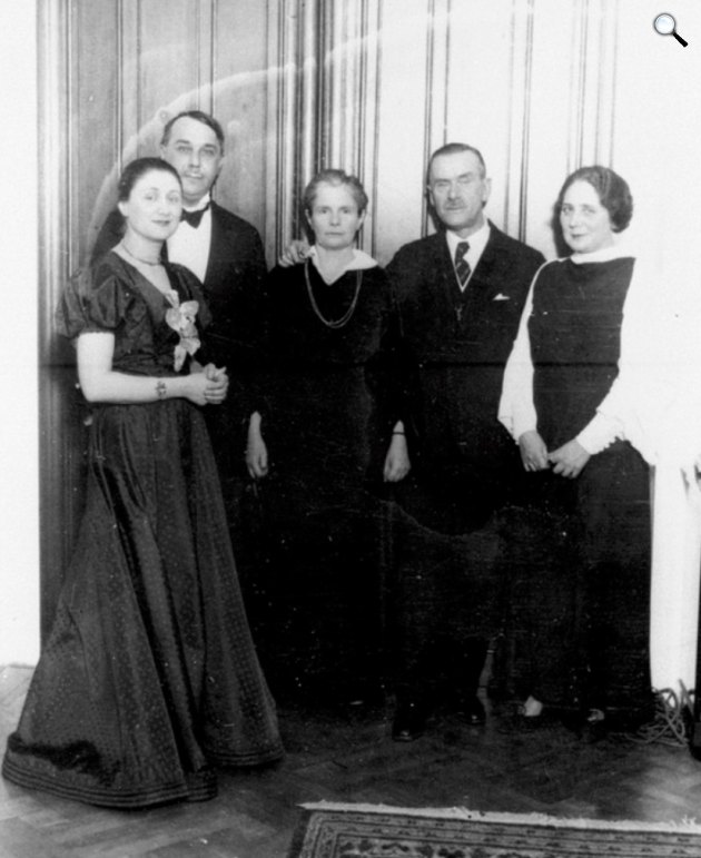 Hatvany Lajosné Somogyi Jolán, Kosztolányi Dezső, Katia Mann, Thomas Mann és Kosztolányiné Harmos Ilona, 1935 (Fotó: PIM/Europeana) (Fotó: Székely Aladár/PIM)
