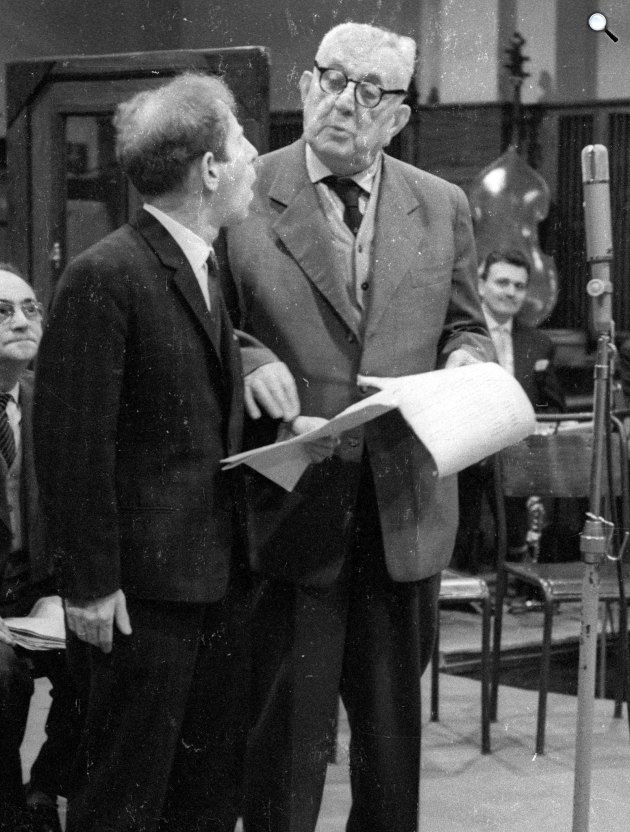 Kabos László (1923-2004) Jászai Mari-díjas színész, komikus és Salamon Béla (1885-1965) színész, színházigazgató, humorista, karcolat- és élcíró a Magyar Rádióban, 1962 (Fotó: Fortepan/Szalay Zoltán)