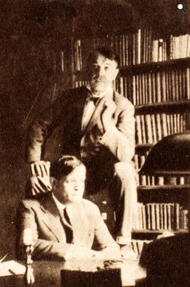 Karinthy Frigyes (1887-1938) író, költő és Kosztolányi Dezső (1885-1936) költő, író, műfordító az íróasztalnál, 1929 (Fotó: PIM/Europeana)