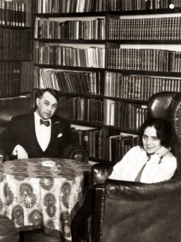 Kosztolányi Dezső (1885-1936) költő, író, műfordító és felesége, Harmos Ilona színésznő, író az íróasztalnál, 1933 (Fotó: PIM/Europeana)