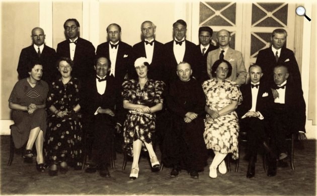 Nyugatosok Esztergomban - Szabó Lőrinc (1900-1957), Kárpáti Aurél (1884-1963), Laczkó Géza (1884-1953), Kosztolányi Dezső (1885-1936), Sárközi György (1899-1945), Babits Mihály (1883-1941), Török Sophie (1895-1955), Harmos Ilona (1889-1967) (Fotó: PIM/Europeana.eu)