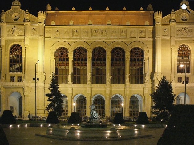 A Pesti Vigadó éjszakai megvilágításban, Budapest (Fotó: Flickr/Leandro Neumann Ciuffo)