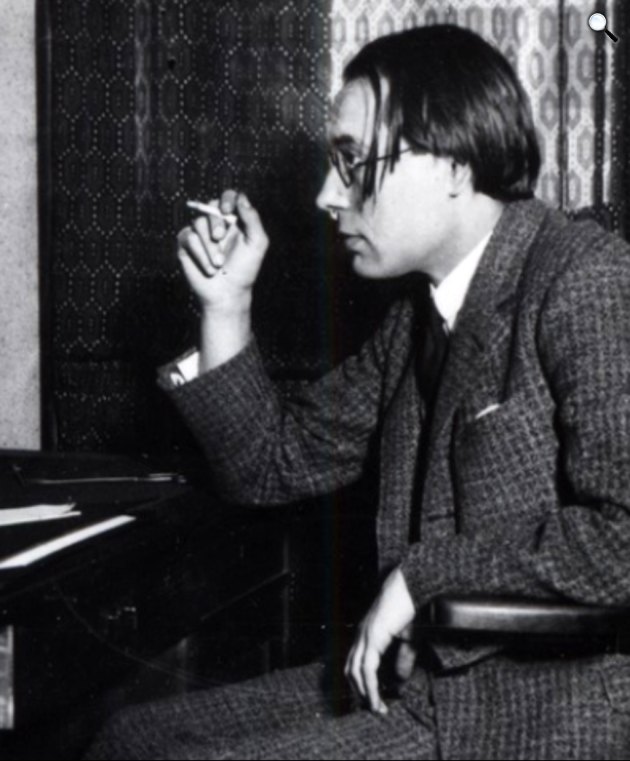 Szabó Lőrinc (1900-1957) költő, író, műfordító otthonűban, 1928 körül (Fotó: PIM/Europoeana)