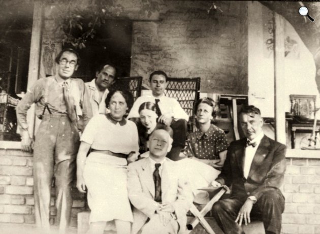 Szabó Lőrinc, Babits Mihály, Gellért Oszkár, Szabó Lőrincné, Kosztolányi Dezső és mások Esztergomban (Fotó: PIM/Europeana.eu)