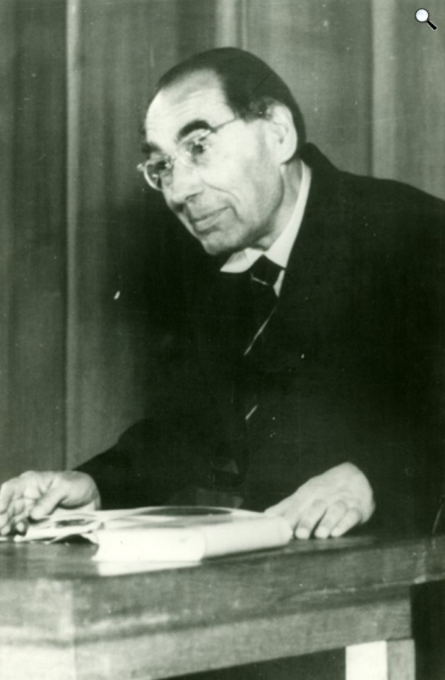 Szabó Lőrinc (1900-1957) költő, író, műfordító Debrecenben (Fotó: Déri Múzeum/europeana.eu)