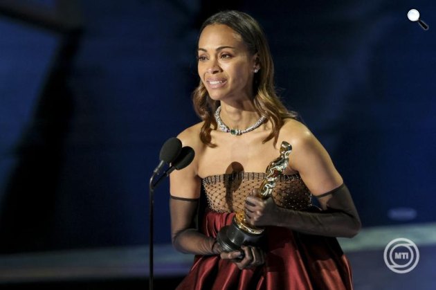 Zoe Saldana dominikai származású amerikai színésznő kezében a legjobb női mellékszereplőnek járó elismeréssel az Oscar-díjak 97. átadásán, 2025 (Fotó: MTI/EPA/Allison Dinner)