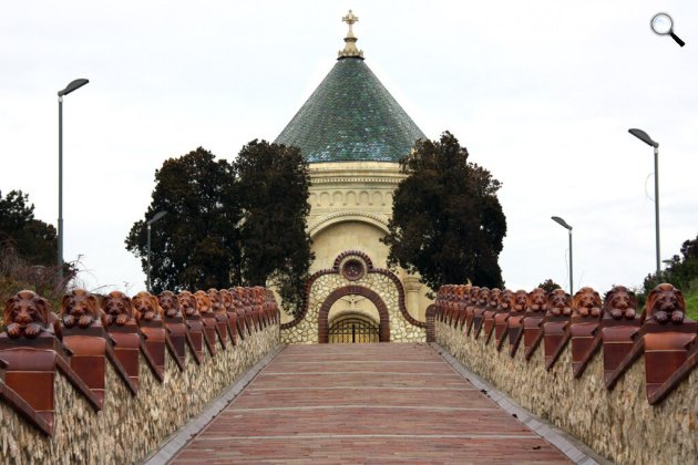 Zsolnay-mauzóleum, Zsolnay Vilmos és fia, Miklós végső nyughelye eozin szarkofággal és oltárral, Pécs (Fotó: köbüki/Wikimedia)