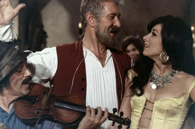 Egy magyar nábob - Bessenyei Ferenc színművész és Medveczky Ilona táncművész táncjelenete, 1966 (Fotó: NFI/Inkey Tibor)