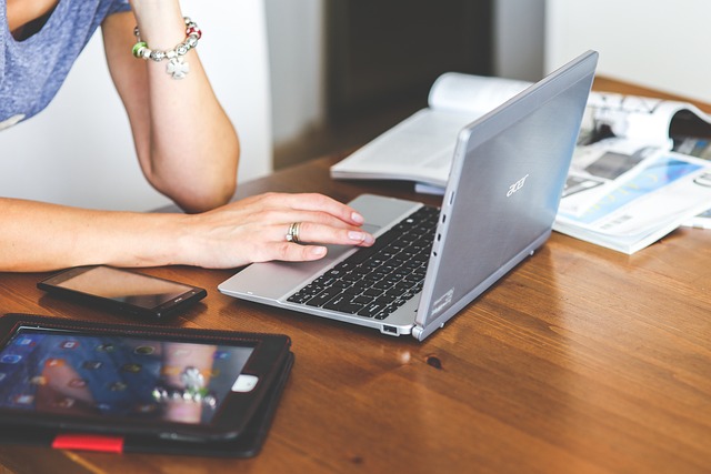 Tanuláshoz és munkához a nyomtatott sajtóé, internetes újságok elérhetők nyomtatott újságban és a modern technológia által laptopon is (Fotó: Pixabay)