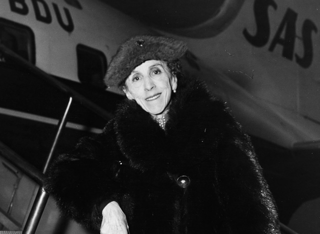Karen Blixen-Finecke (1885-1885) dán írónő, dán írónő, Kastrup Airport, Koppenhága, 1957 (Fotó: SAS Scandinavian Airlines/Wikimedia)