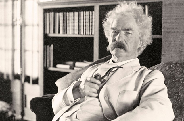 Mark Twain (1835-1910) író, humorista otthonában, 1900 (Fotó: Wikimedia)