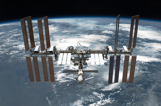 STS-134 Nemzetközi Űrállomás, , amelyet az Endeavour űrsikló STS-134-es legénységének tagja fényképezett, miután az állomás és az űrsikló megkezdte a kikötés utáni relatív szétválását, 2011 (Fotó: NASA)