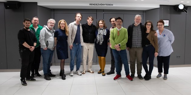 Friedrich Dürrenmatt: A csendestárs c. mű színészei a Thalia Színházban, 2025 (Fotó: Thalia Színház/Kállai-Tóth Anett)