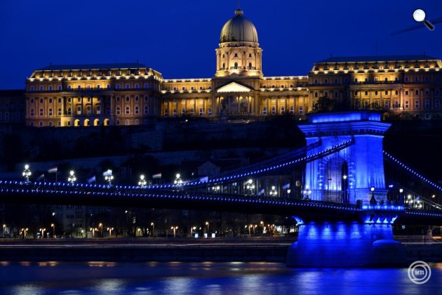 Budapesten a Lánchíd és a Duna kék díszkivilágításban az autizmus világnapján, 2025 (Fotó: MTI/Fotó: Komka Péter)