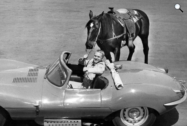 Steve McQueen színész a lovával, Dokival és Jaguar XK-SS sportautójával, 1960 (Fotó: CBS Televíó/Wikimedia)