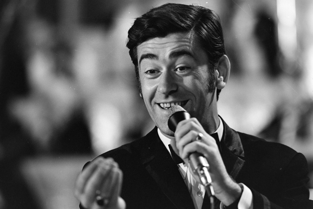 Koós János (1937-2019) táncdalénekes, parodista-színész, 1968, részlet (Fotó: Fortepan/Szalay Zoltán)