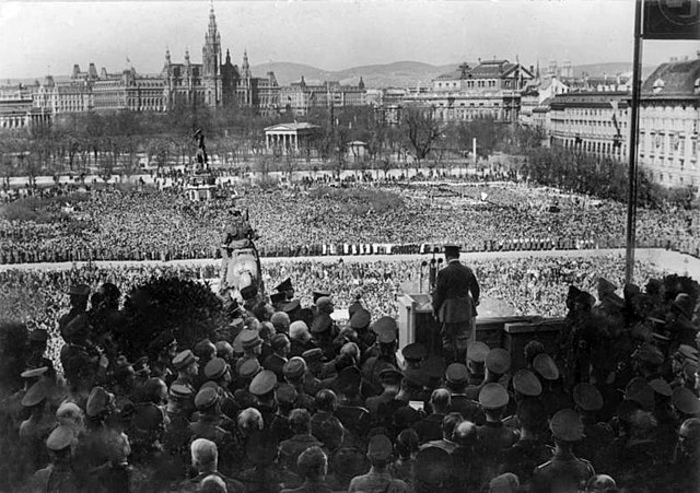 2. világháború - Adolf Hitler beszédet mond a Heldenplatzon, Bécs, 1938. március 15. (Fotó: Bundesarchiv, Bild/Wikimedia)