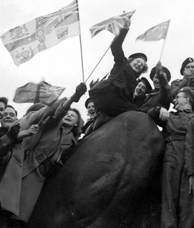 Az európai győzelem napját ünneplők a Trafalgar téren - A Daily Mirror címlapja az európai győzelem napján, 1945. május 9. (Fotó: Daily Mirror/Wikimedia)