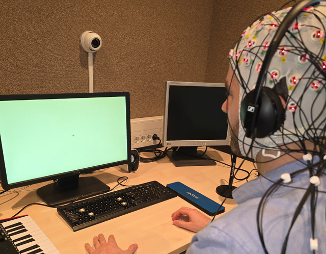 A képen a kutatás egyik résztvevője látható, EEG sapkával a fején (Fotó: ELTE PPK)