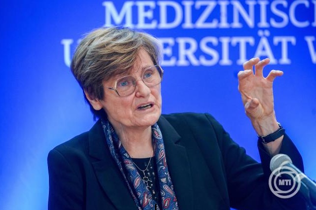 Karikó Katalin Nobel-díjas biokémikus, a Szegedi Tudományegyetem (SZTE) professzora életéről és kutatásairól szóló, Forever Forward (Örökké előre) című kiállítás részlete a Josephinumban, a Bécsi Orvostörténeti Múzeumban, 2025 (Fotó: MTI/Filep István)