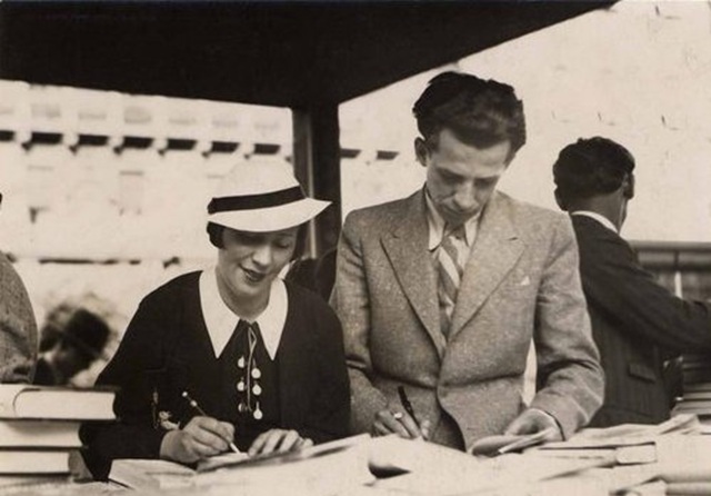 Vaszary Piri színésznő és testvére, Vaszary Gábor író, újságíró a Könyvhéten, 1930 (Fotó: eclap.eu)
