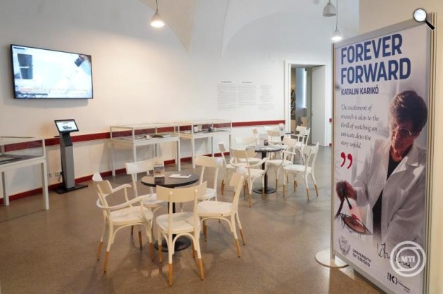 Karikó Katalin Nobel-díjas biokémikus, a Szegedi Tudományegyetem (SZTE) professzora életéről és kutatásairól szóló, Forever Forward (Örökké előre) című kiállítás részlete a Josephinumban, a Bécsi Orvostörténeti Múzeumban, 2025 (Fotó: MTI/Filep István)